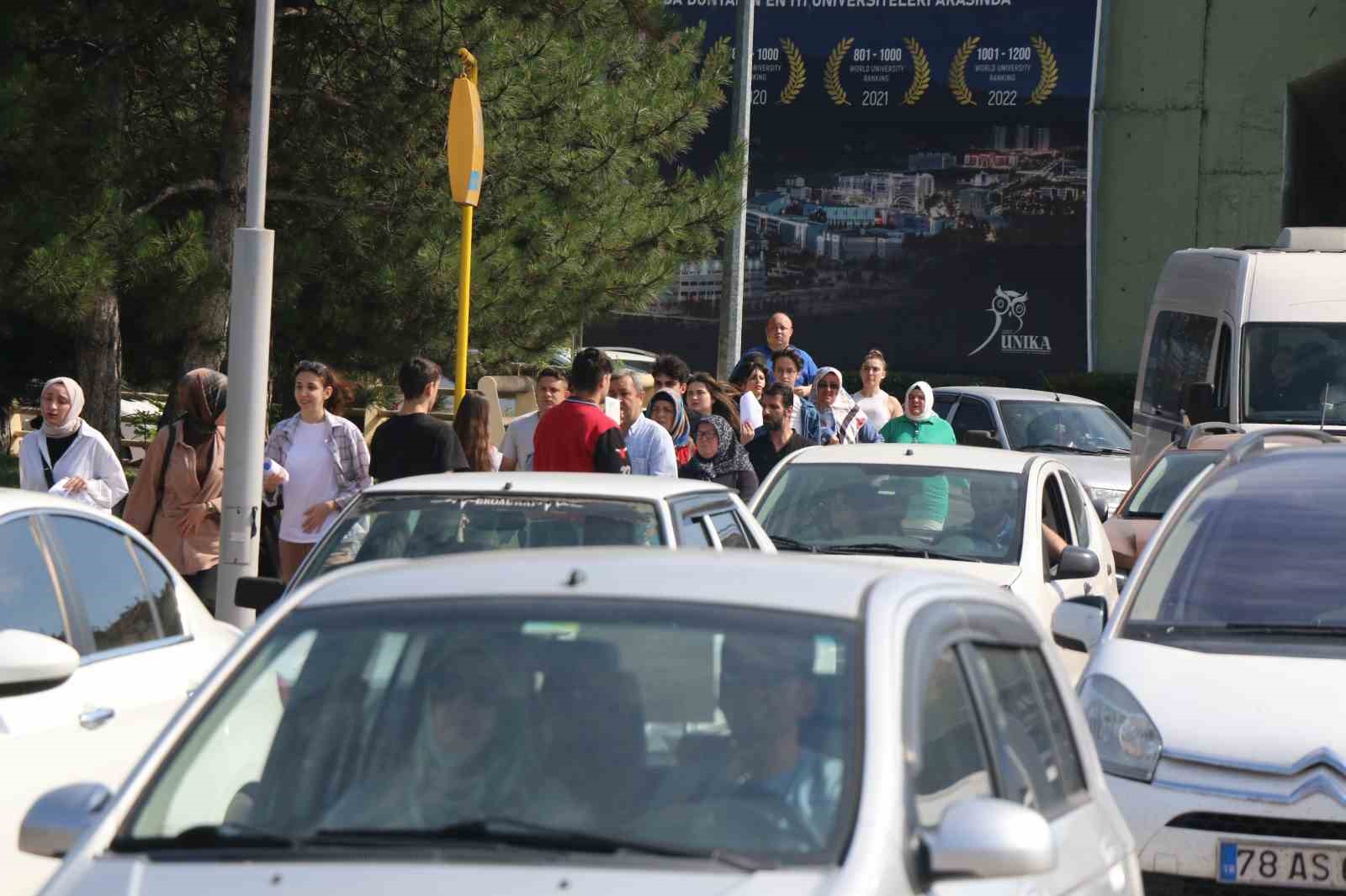 YKS için 800 kilometre yol geldiler, yanlış okula gelen 2 öğrencinin yardımına polis yetişti
