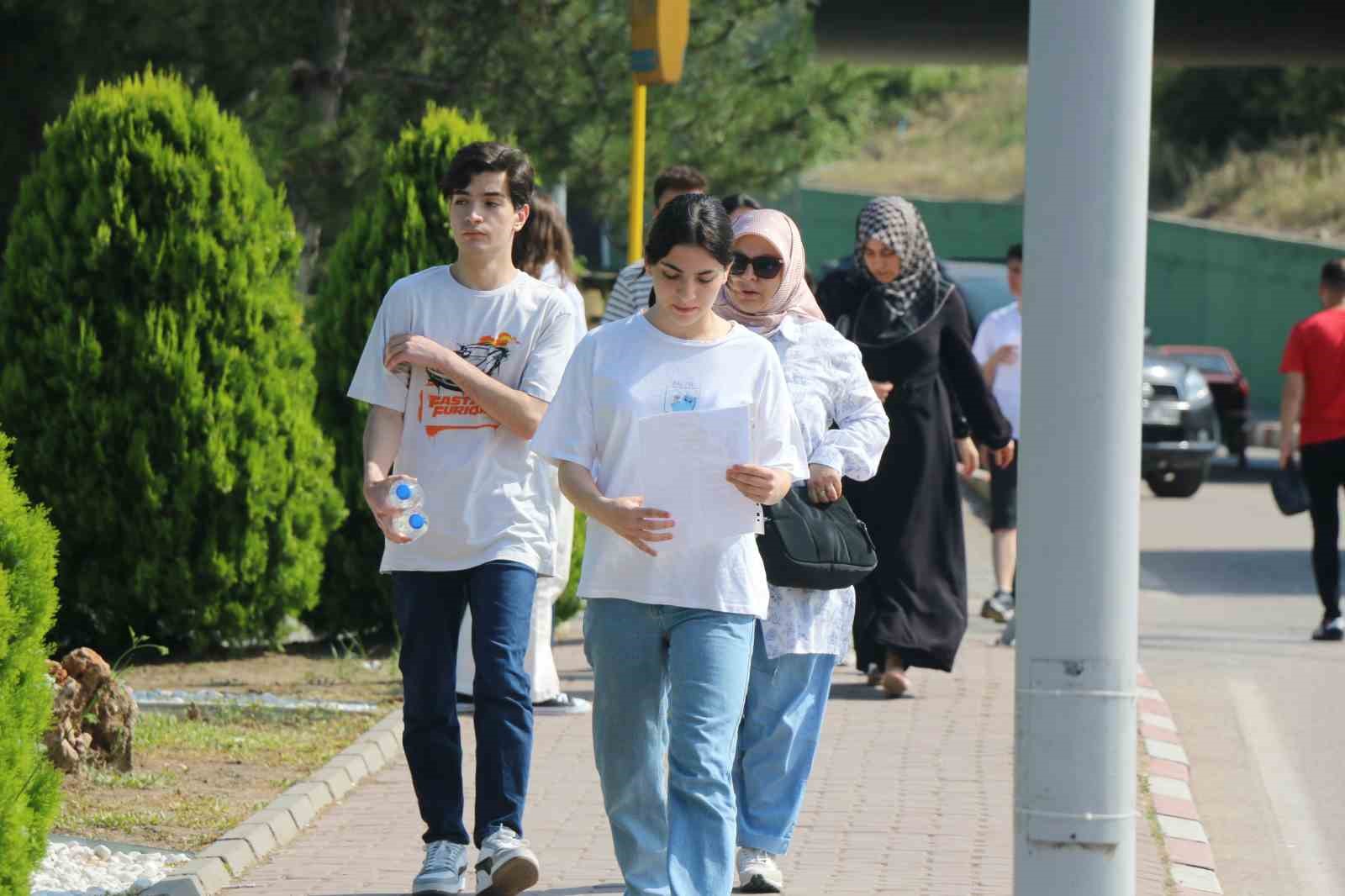 YKS için 800 kilometre yol geldiler, yanlış okula gelen 2 öğrencinin yardımına polis yetişti
