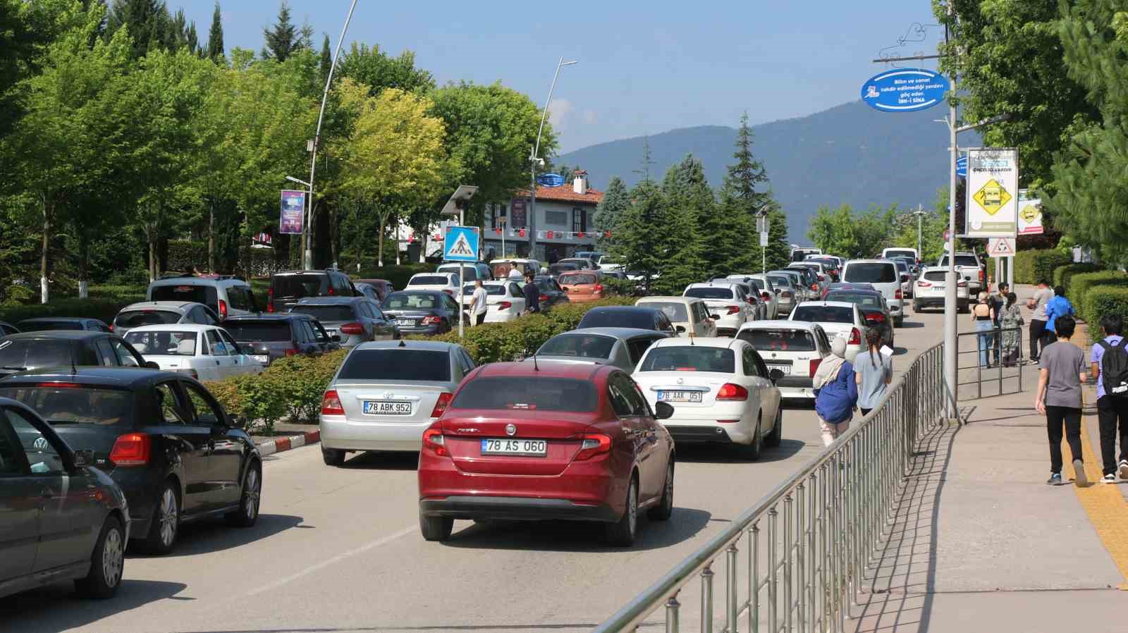 YKS için 800 kilometre yol geldiler, yanlış okula gelen 2 öğrencinin yardımına polis yetişti
