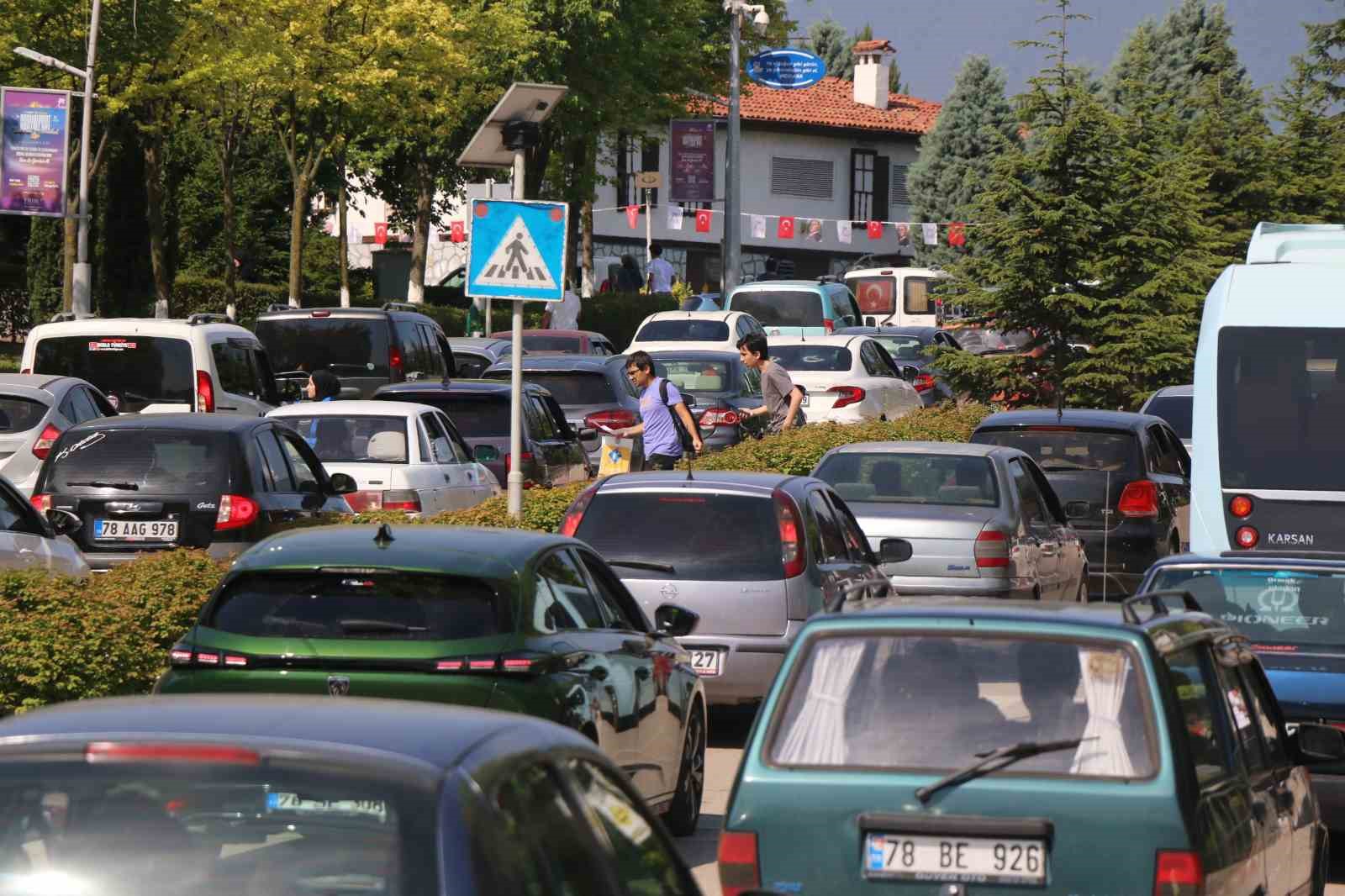 YKS için 800 kilometre yol geldiler, yanlış okula gelen 2 öğrencinin yardımına polis yetişti
