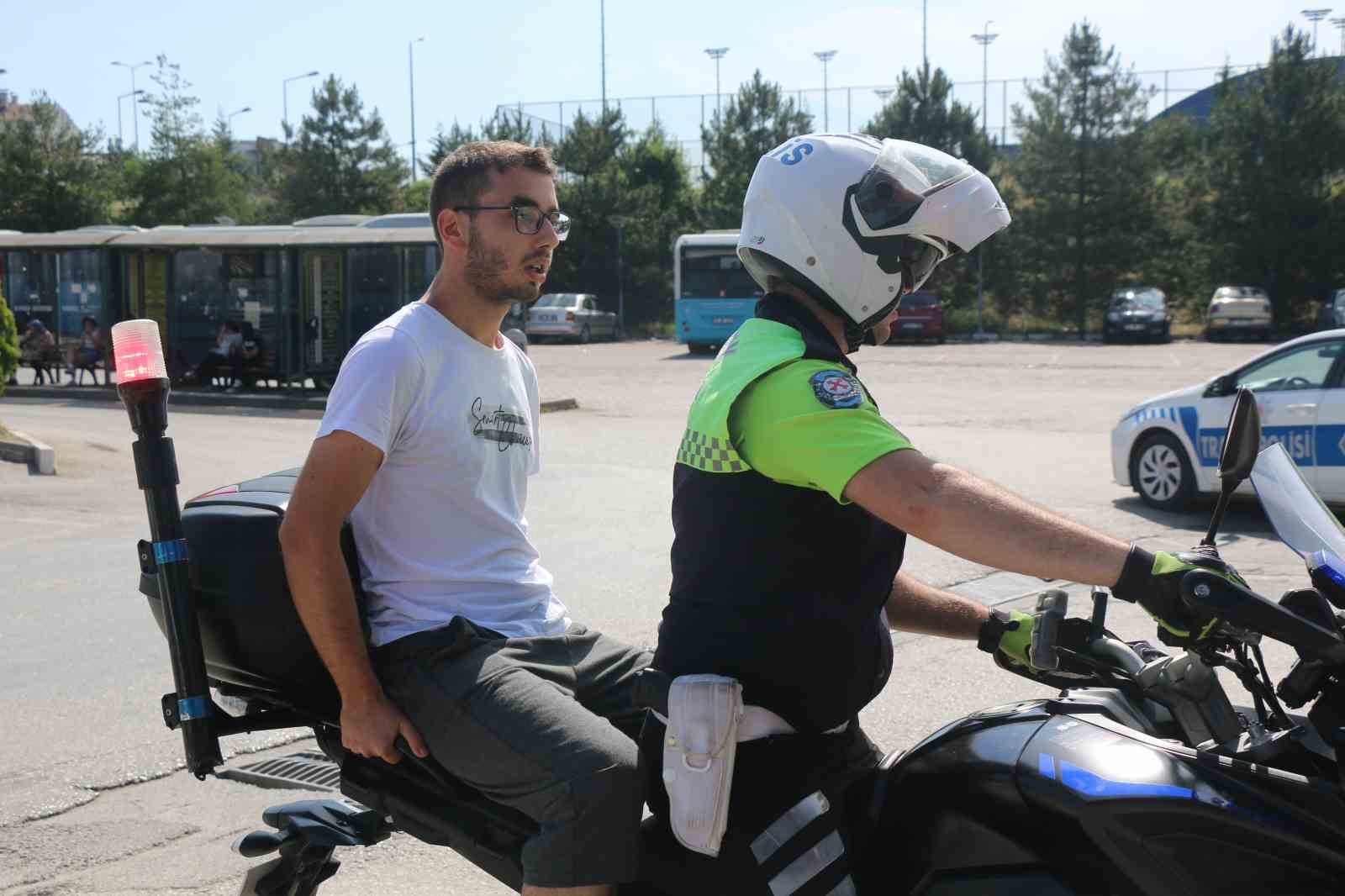 YKS için 800 kilometre yol geldiler, yanlış okula gelen 2 öğrencinin yardımına polis yetişti
