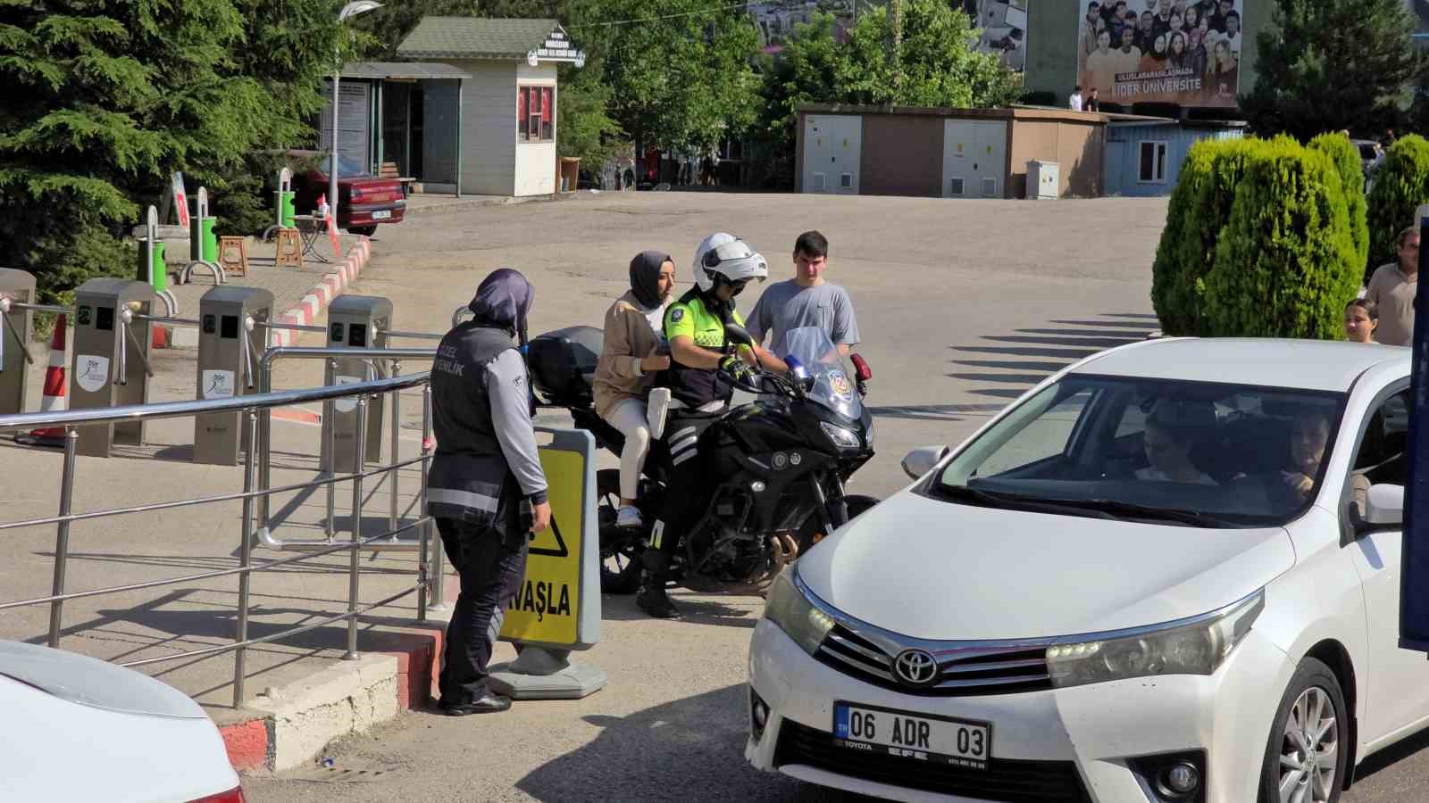 YKS için 800 kilometre yol geldiler, yanlış okula gelen 2 öğrencinin yardımına polis yetişti
