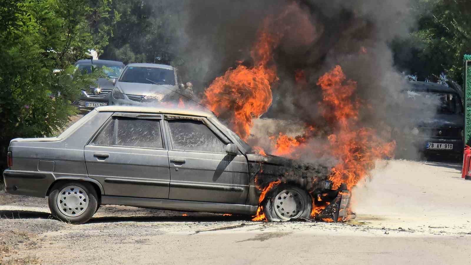 Torununu sınava getirdikten sonra otomobili alev topuna döndü
