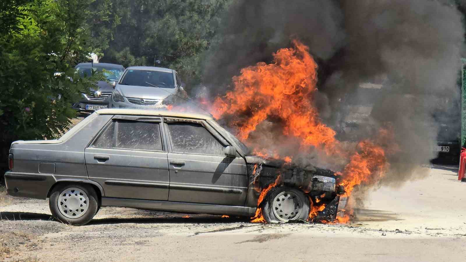 Torununu sınava getirdikten sonra otomobili alev topuna döndü
