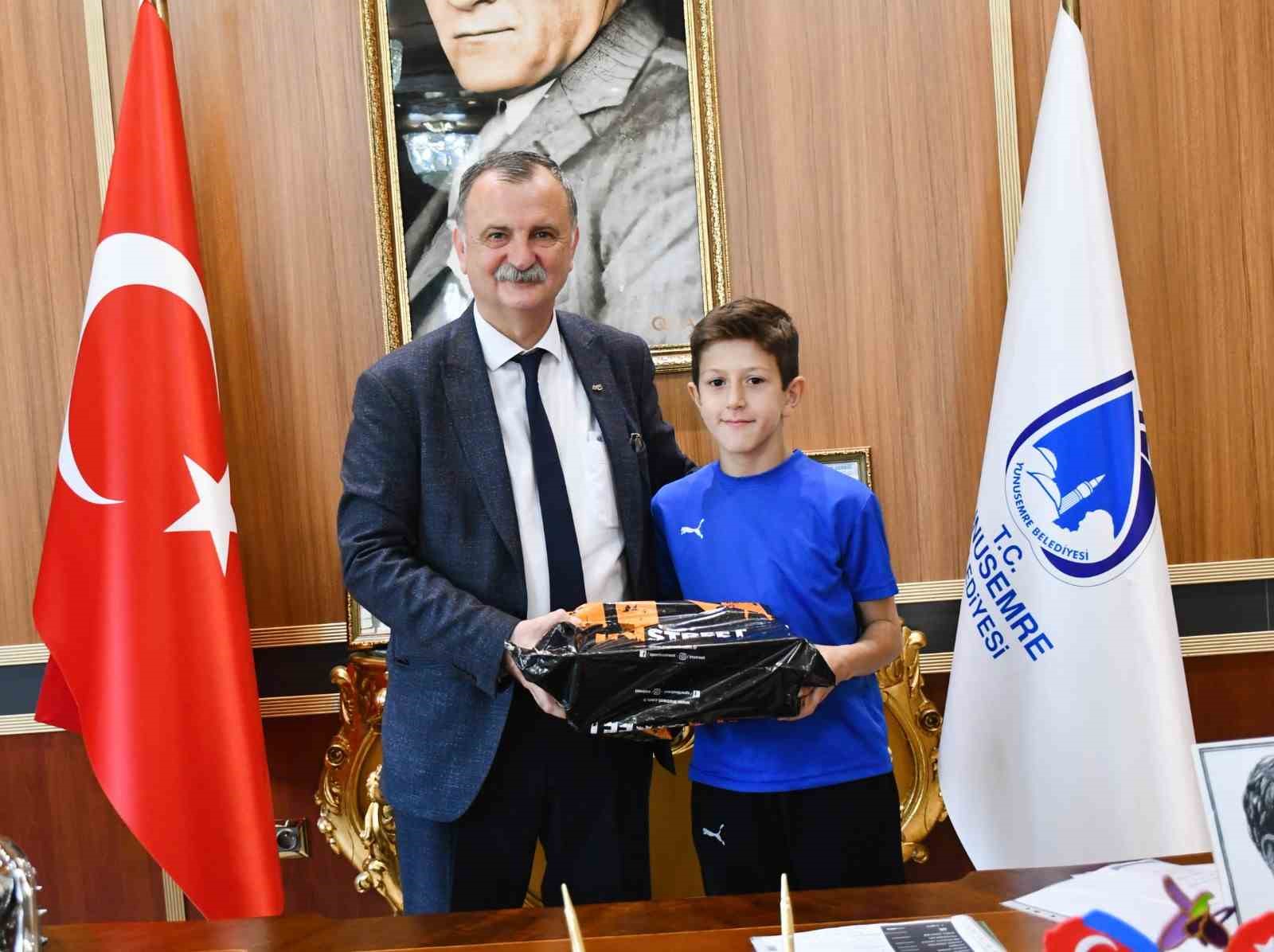 Başkan Balaban şampiyon milli sporcuları ödüllendirdi
