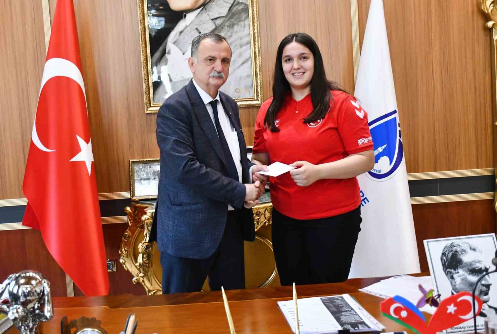 Başkan Balaban şampiyon milli sporcuları ödüllendirdi
