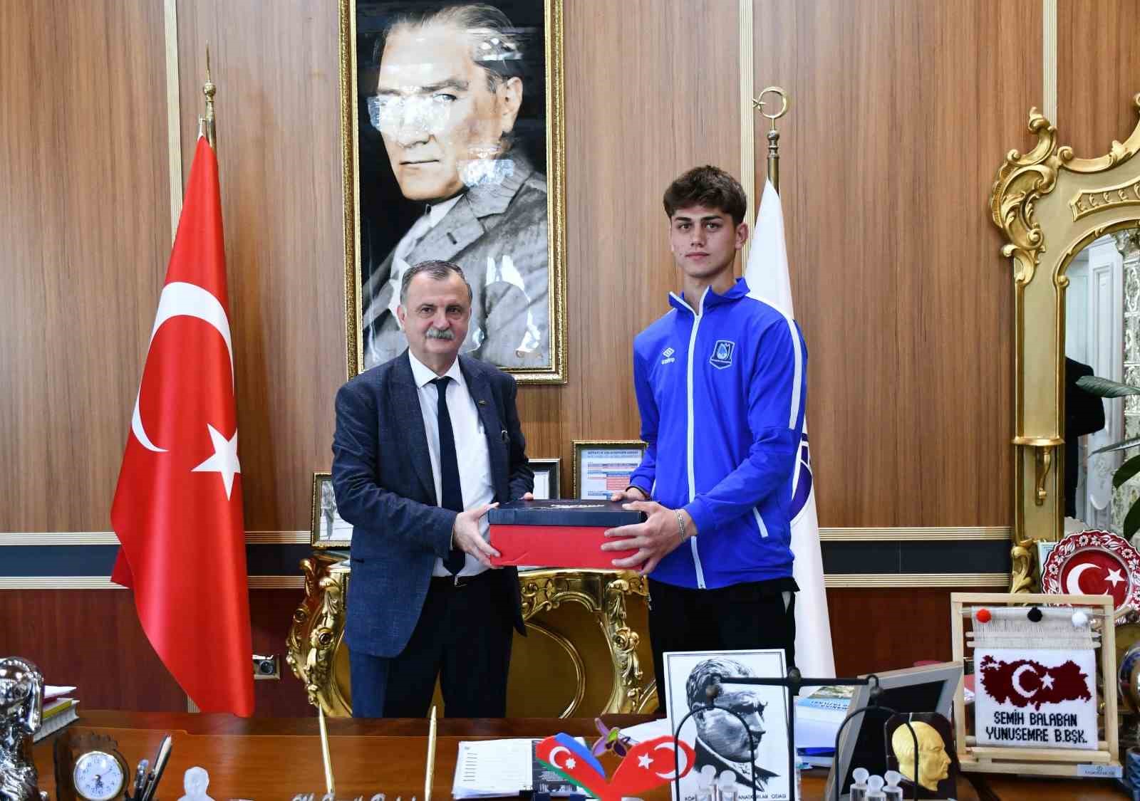 Başkan Balaban şampiyon milli sporcuları ödüllendirdi
