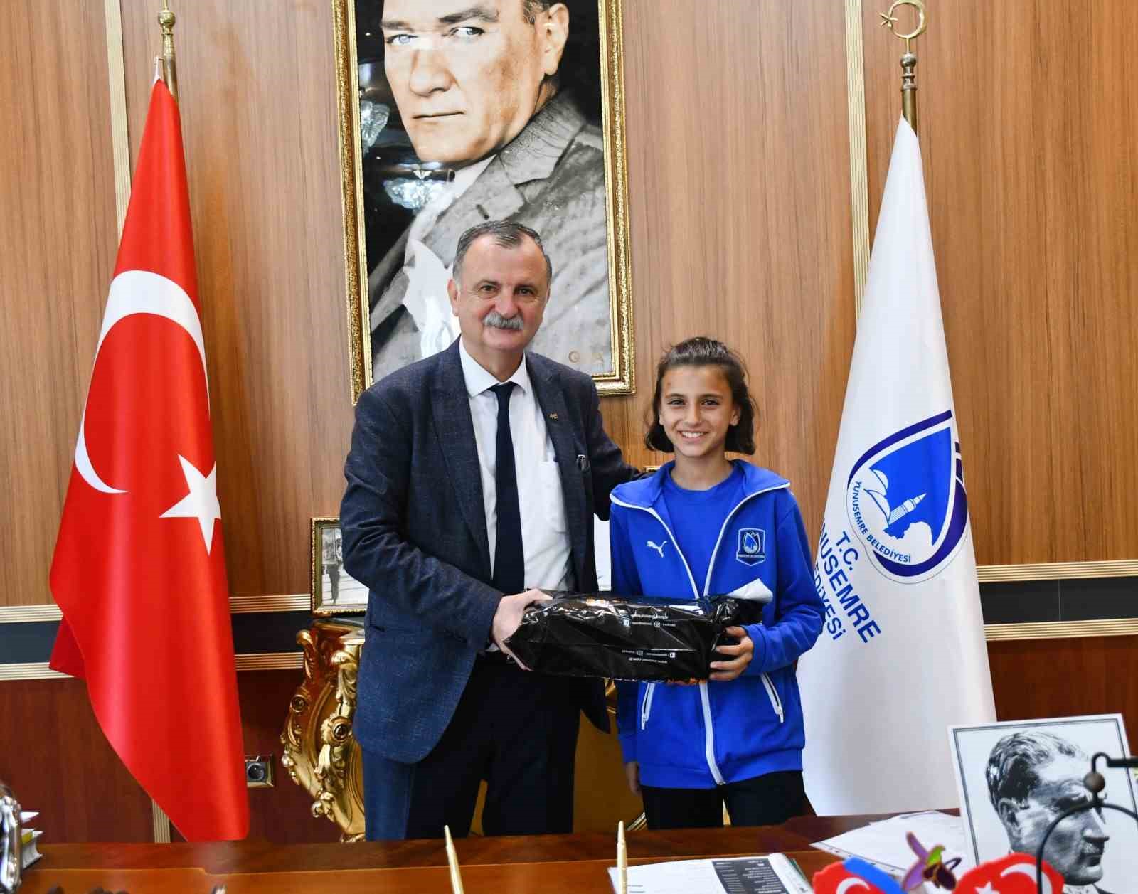 Başkan Balaban şampiyon milli sporcuları ödüllendirdi
