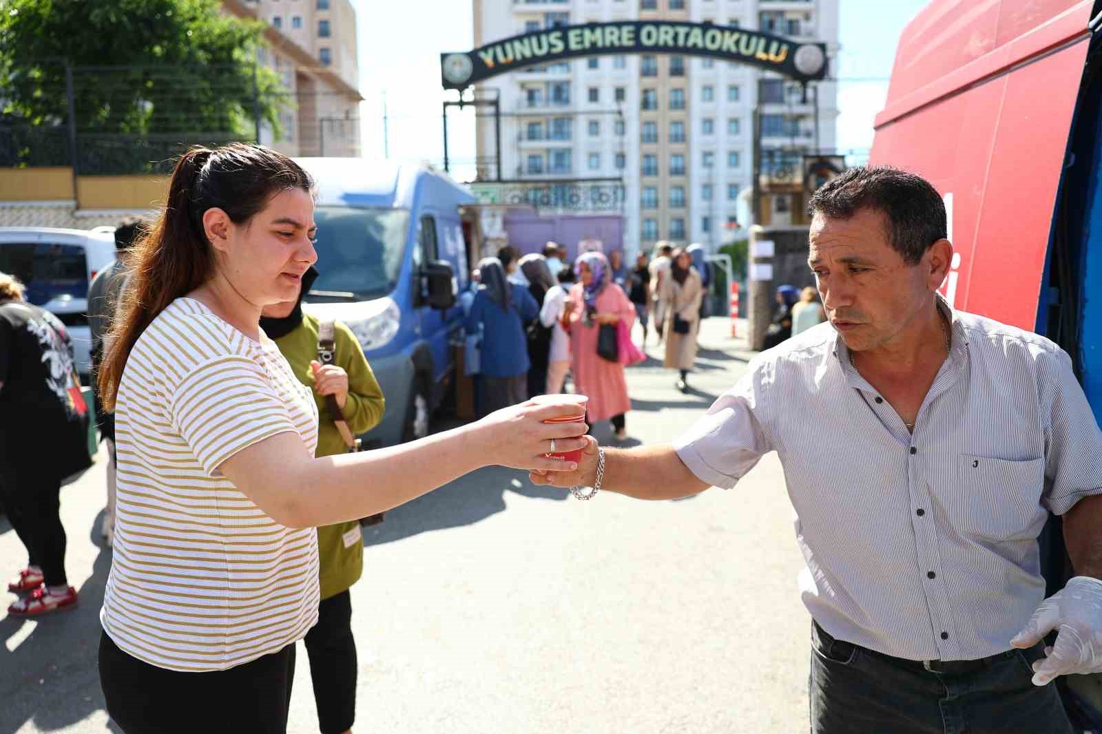 Esenler Belediyesi’nden üniversite adaylarına moral ikramı
