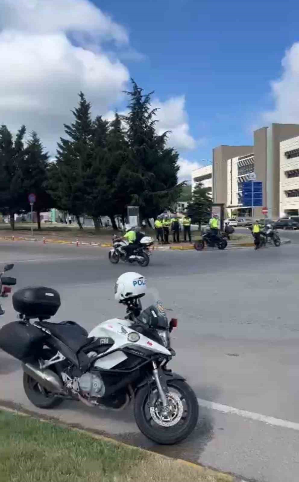 Polis bu kez suçlu yakalamak için değil üniversite adaylarının geleceği için gaza bastı
