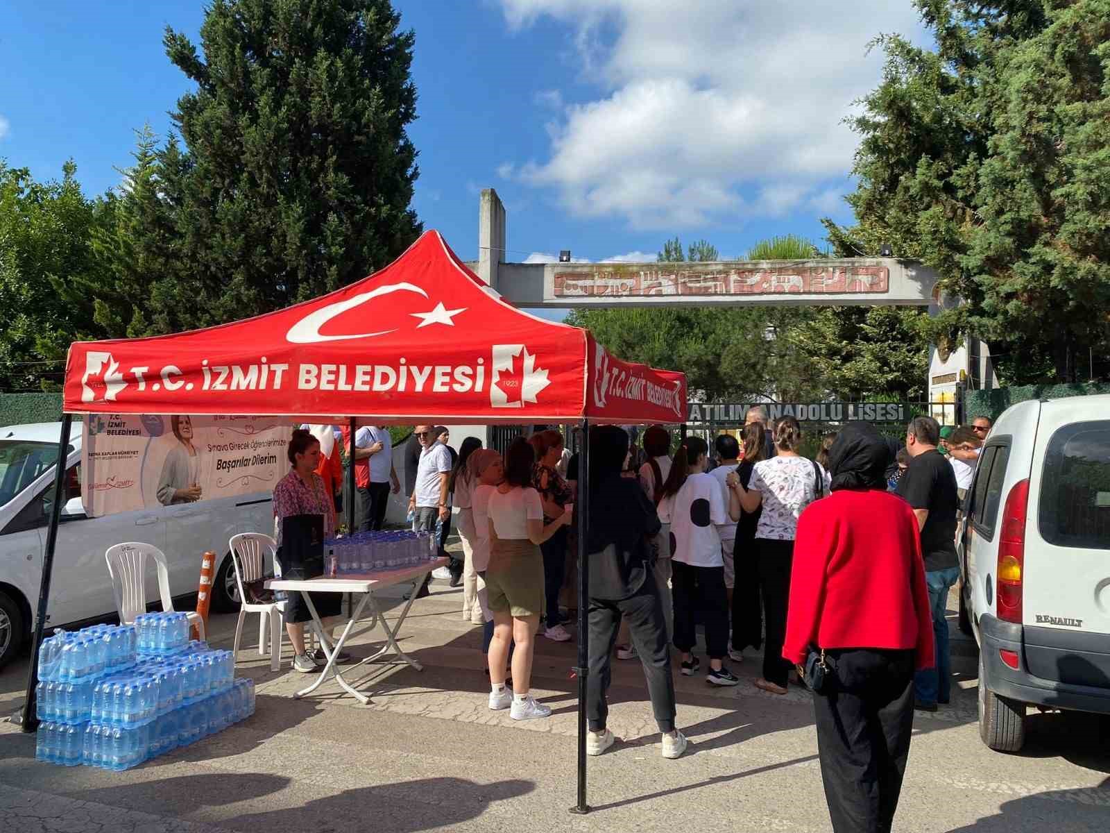 Yanlış okula giden öğrenciyi belediye ekipleri sınava yetiştirdi
