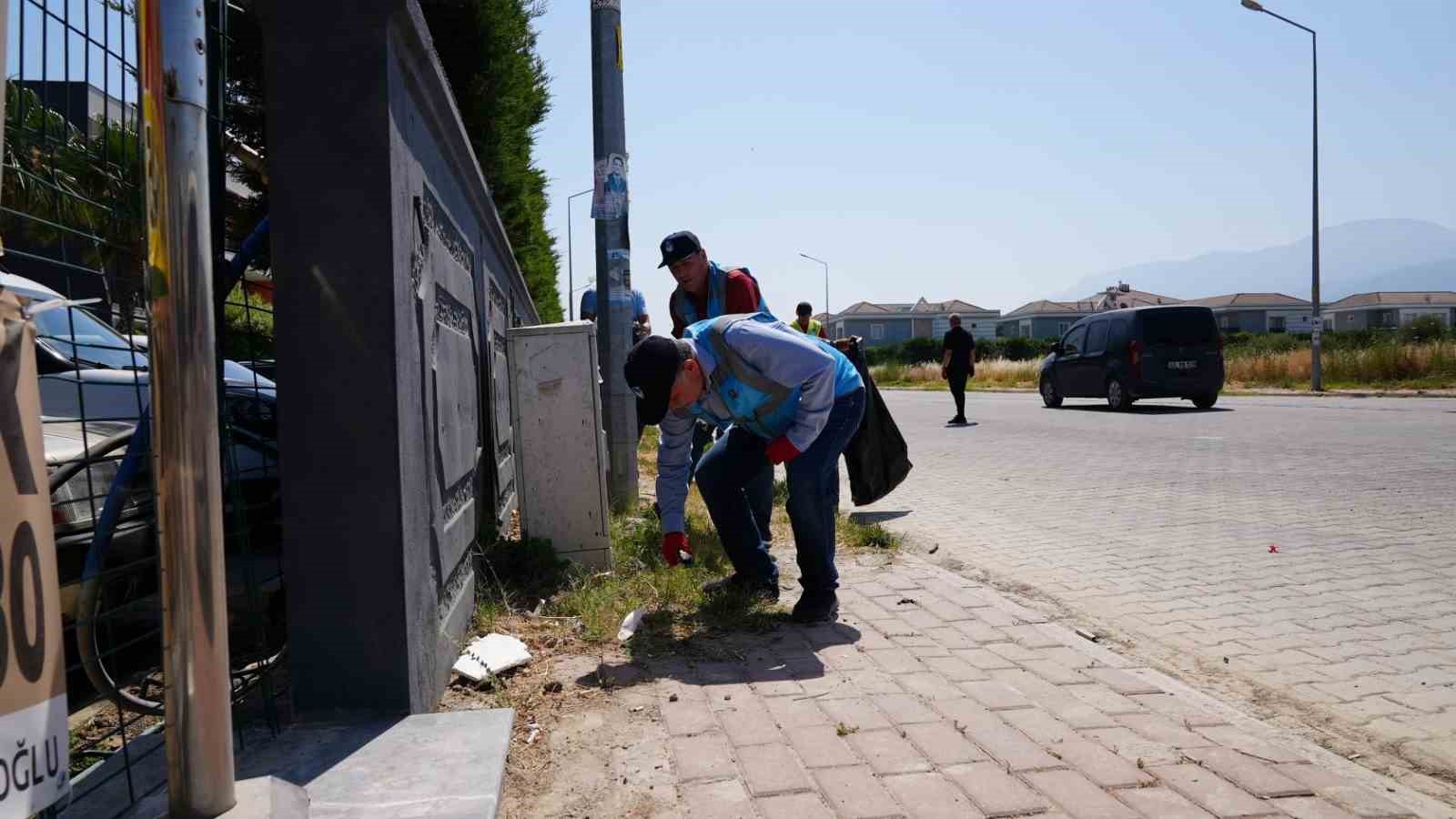 Yunusemre’de gönüllülerin çevre temizliği devam ediyor
