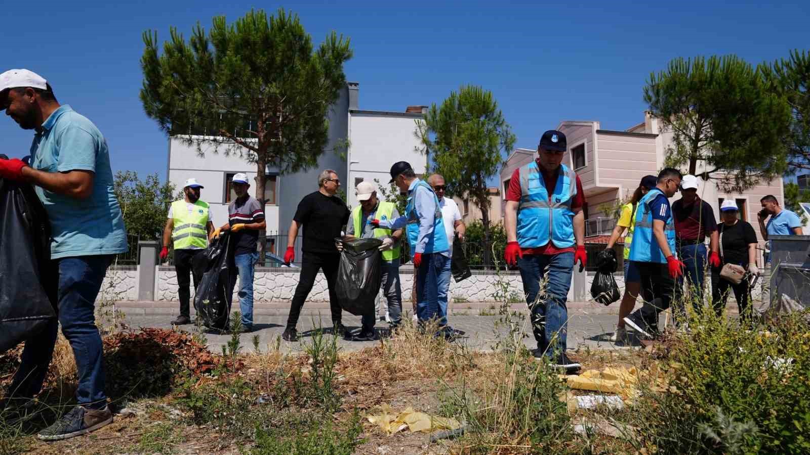 Yunusemre’de gönüllülerin çevre temizliği devam ediyor
