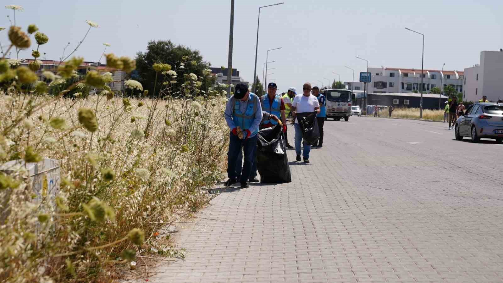 Yunusemre’de gönüllülerin çevre temizliği devam ediyor
