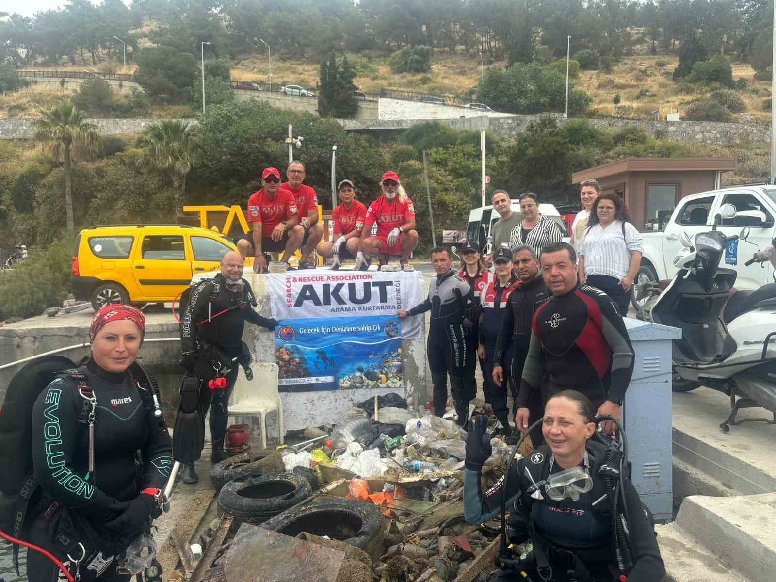 Kuşadası denizinde dip temizliği yapıldı
