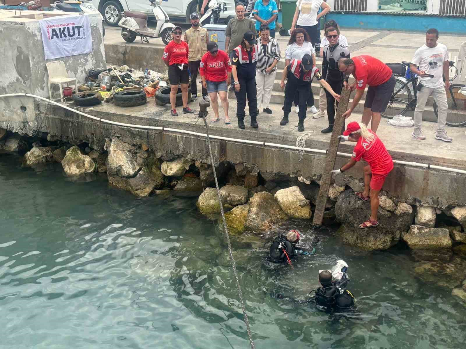 Kuşadası denizinde dip temizliği yapıldı
