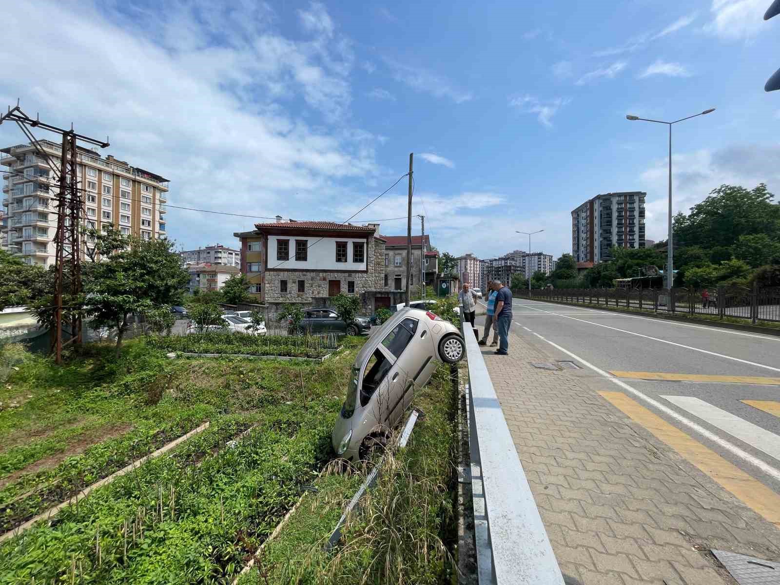 Rize’de bariyerleri aşarak bahçe ile kaldırım arasında asılı kaldı
