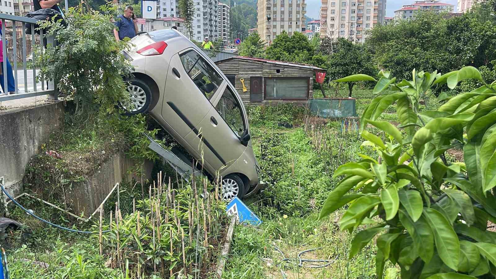 Rize’de bariyerleri aşarak bahçe ile kaldırım arasında asılı kaldı
