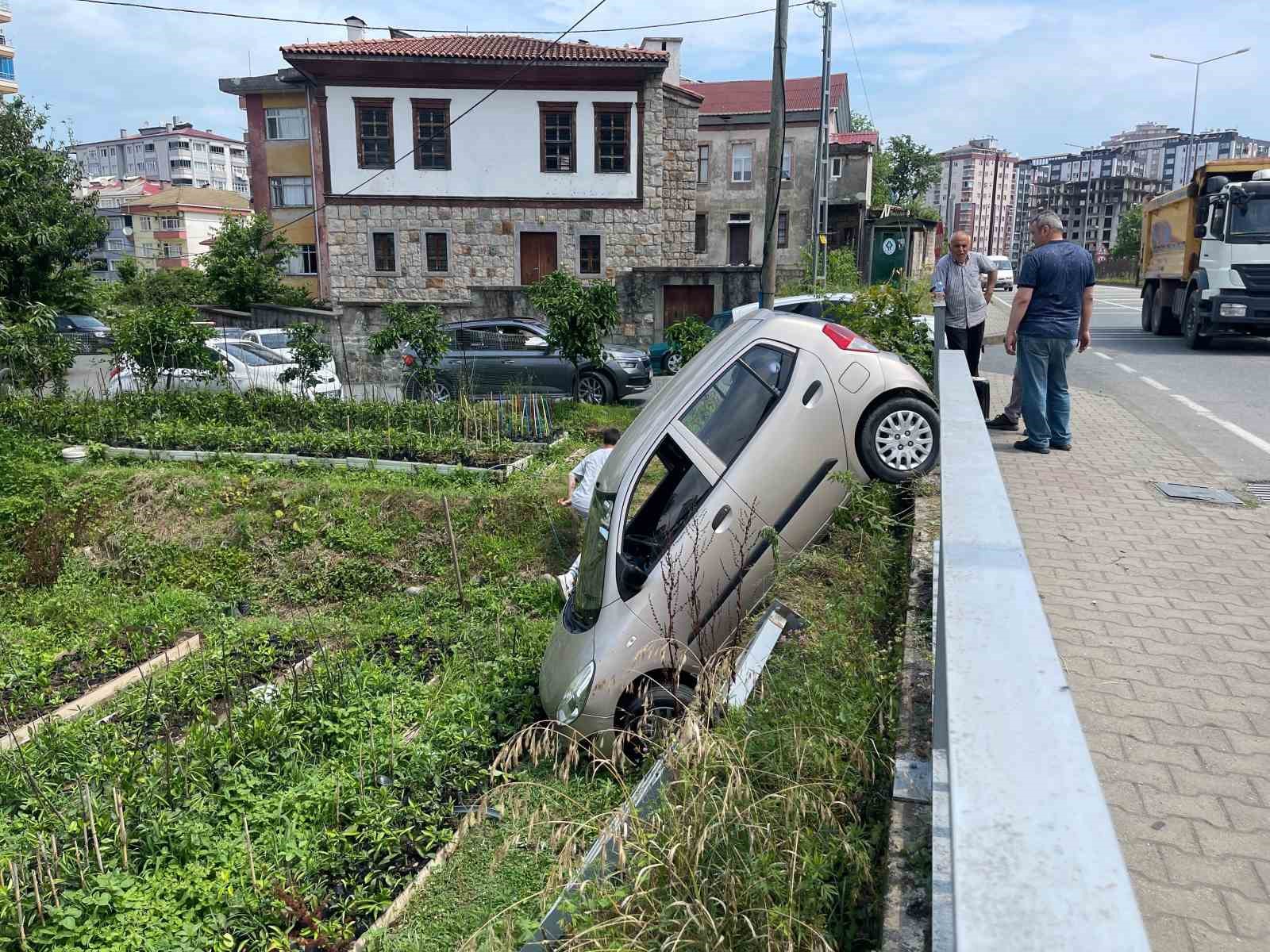 Rize’de bariyerleri aşarak bahçe ile kaldırım arasında asılı kaldı
