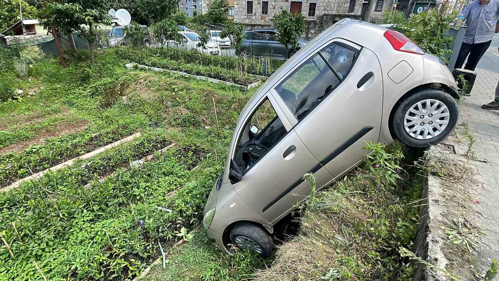 Rize’de bariyerleri aşarak bahçe ile kaldırım arasında asılı kaldı
