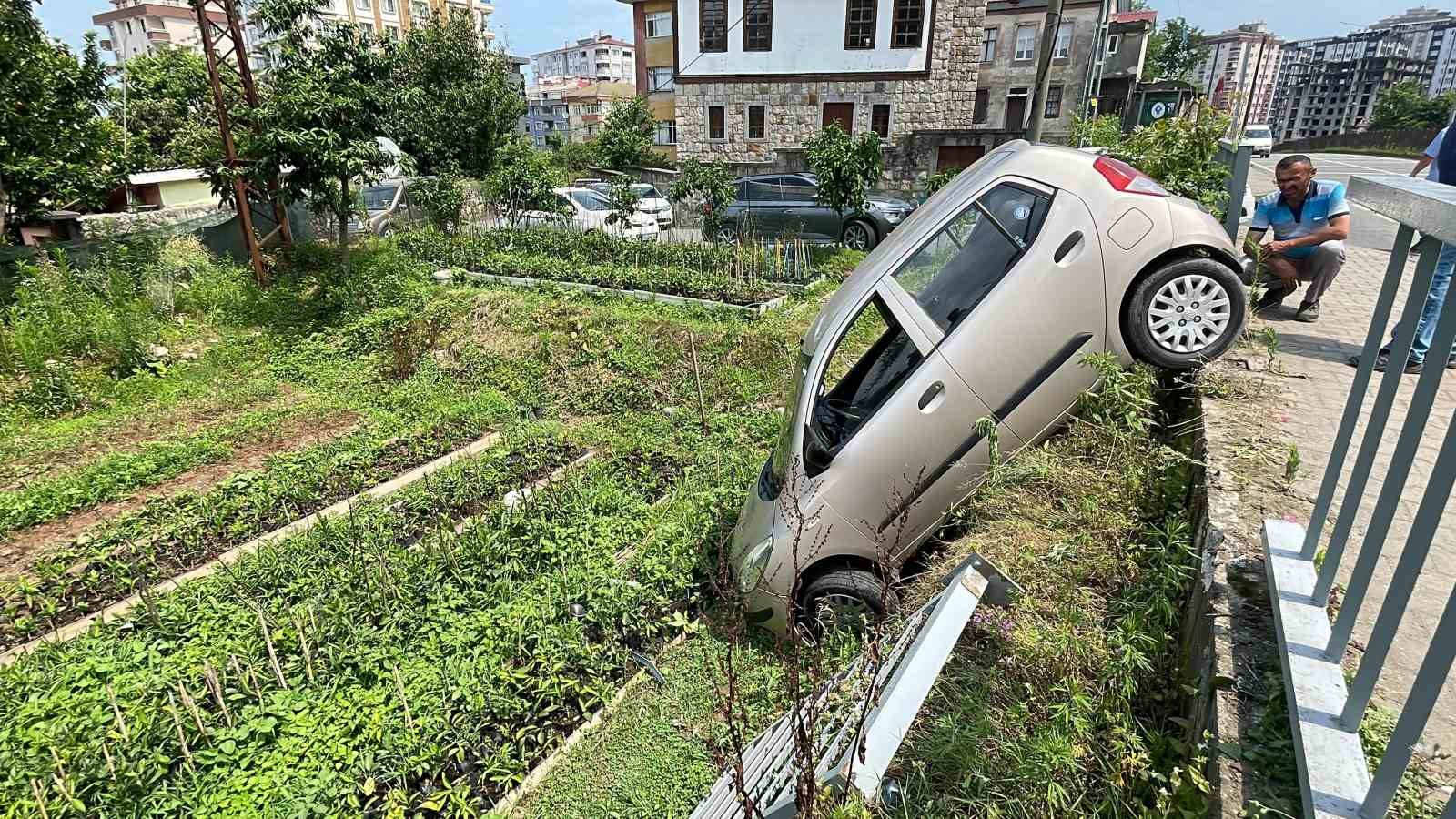 Rize’de bariyerleri aşarak bahçe ile kaldırım arasında asılı kaldı
