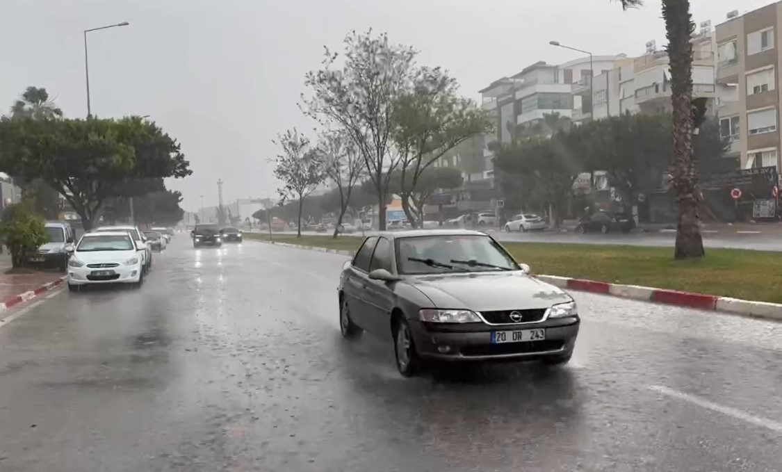 Antalya’da şaşırtan hava değişimi: 38 dereceli gök gürültülü sağanak
