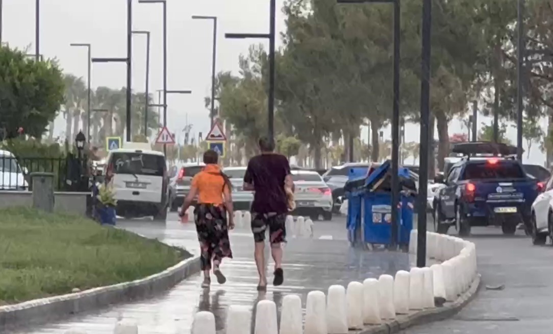 Antalya’da şaşırtan hava değişimi: 38 dereceli gök gürültülü sağanak
