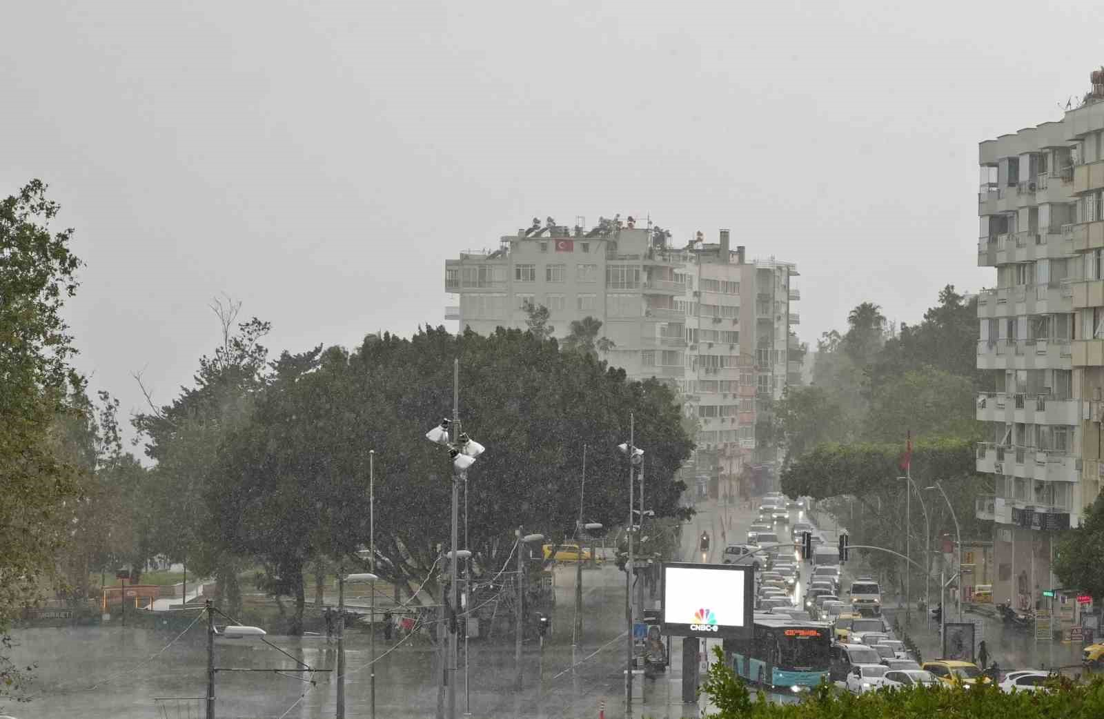 Antalya’da şaşırtan hava değişimi: 38 dereceli gök gürültülü sağanak
