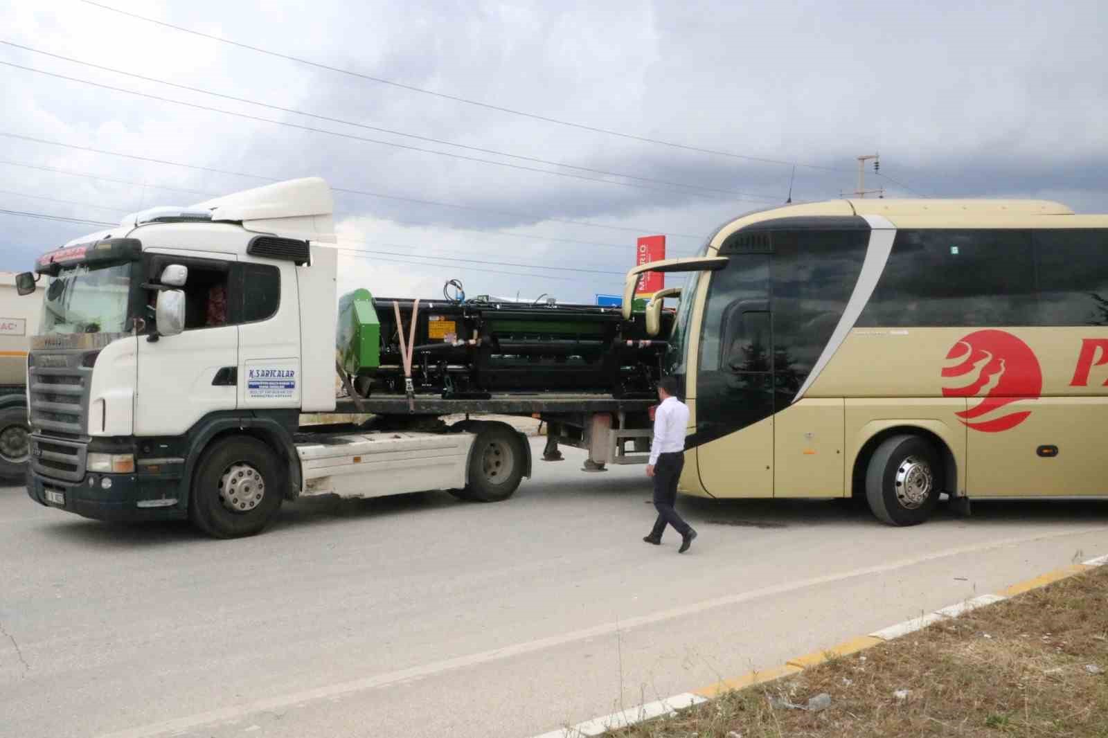 Tırla yolcu otobüsün çarpıştığı kaza ucuz atlatıldı
