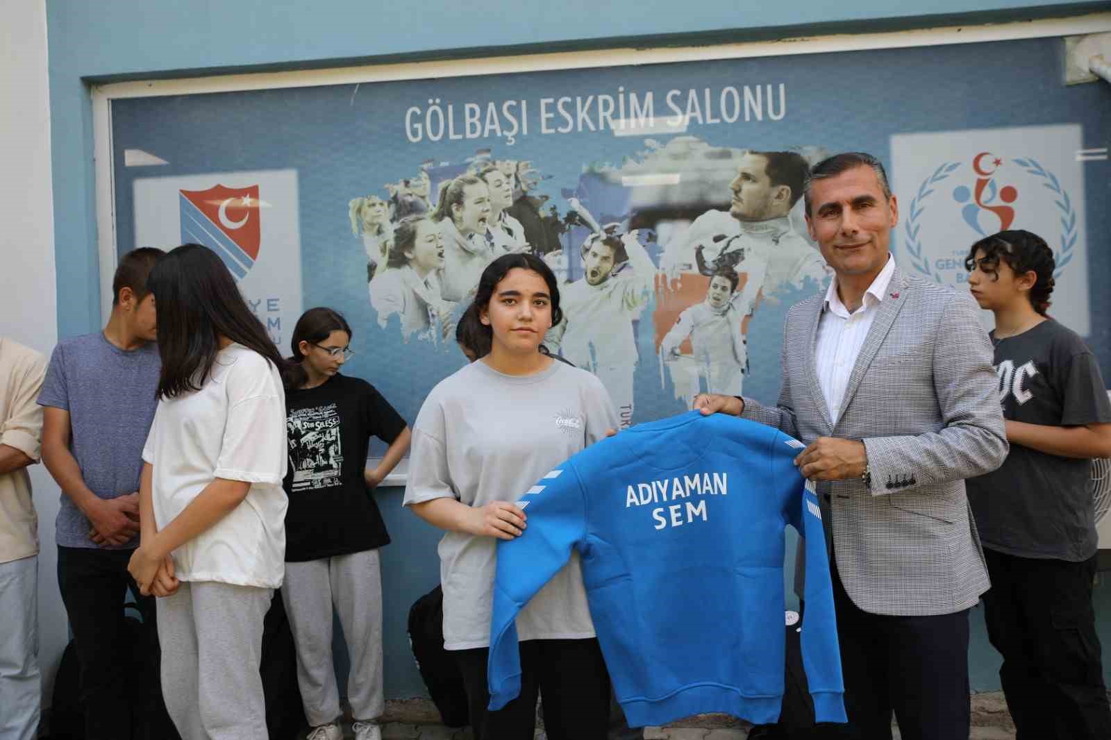 Gölbaşı’nda eskrim sporcularına malzeme desteği
