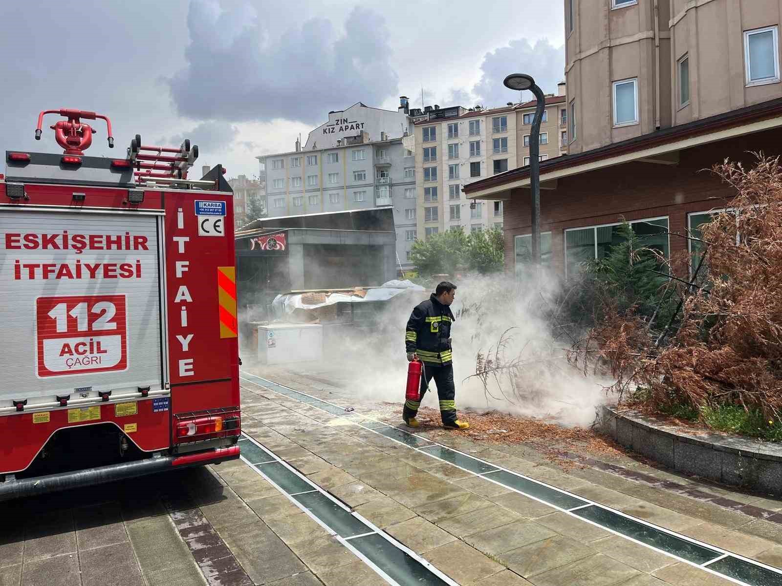 Eskişehir’de sokak lambasından kaynaklı yangın paniğe neden oldu
