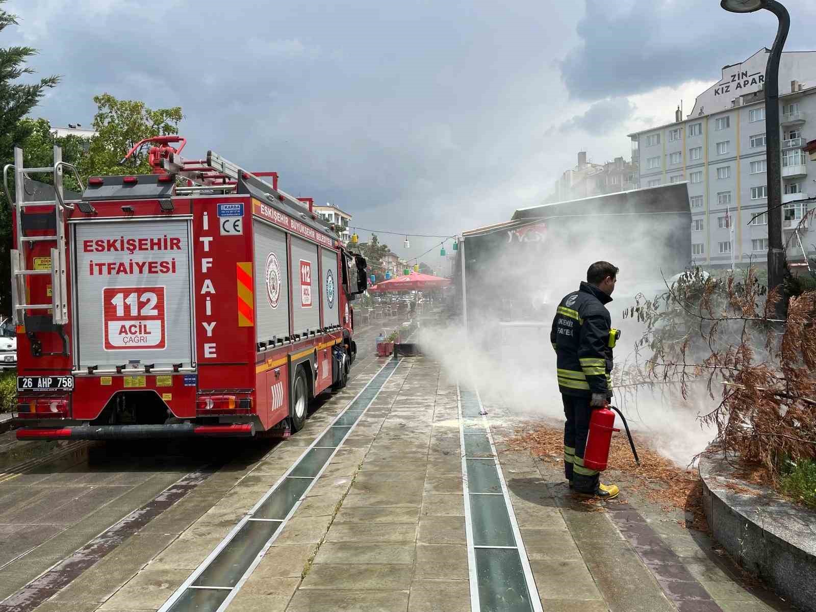 Eskişehir’de sokak lambasından kaynaklı yangın paniğe neden oldu
