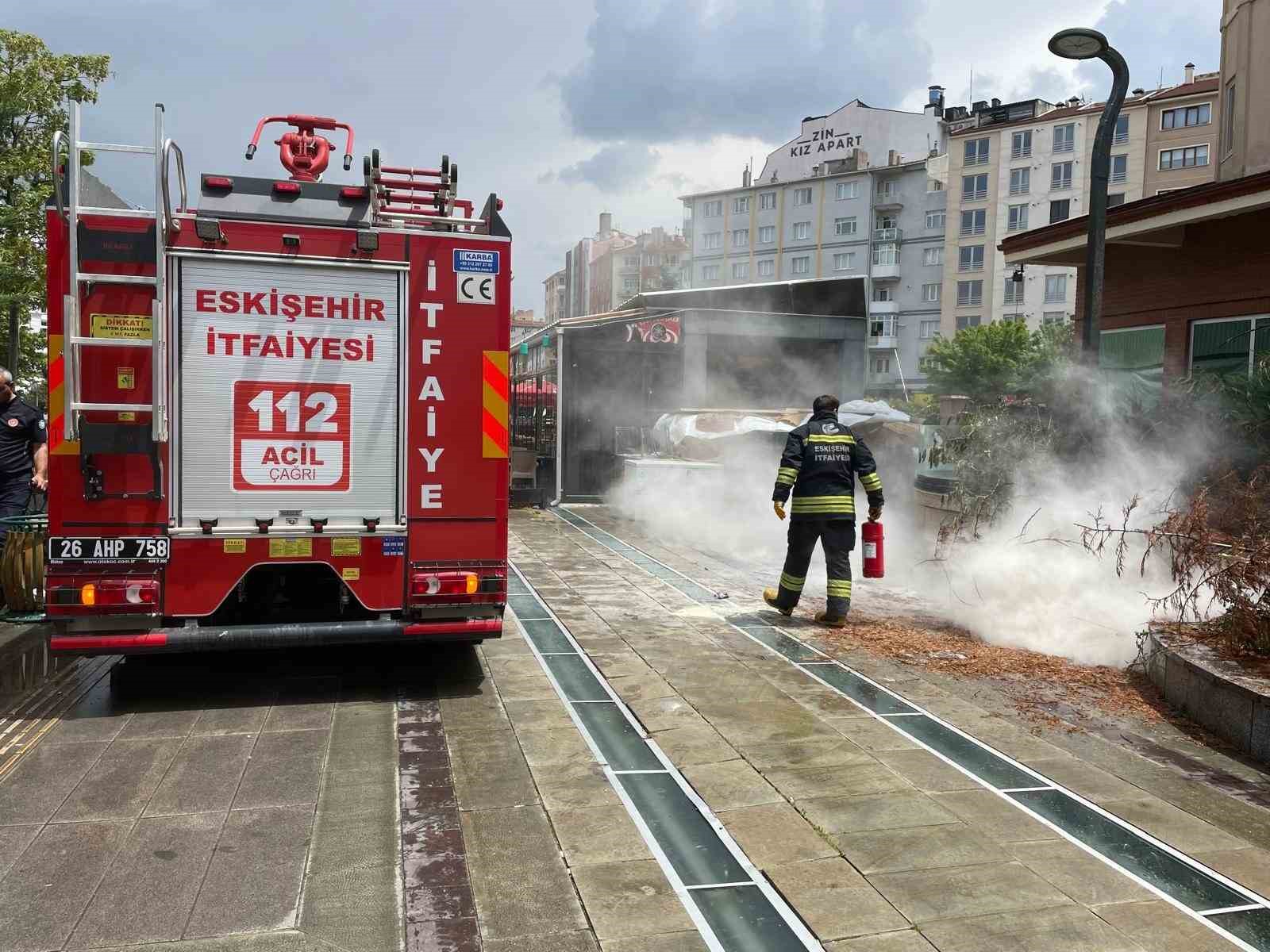 Eskişehir’de sokak lambasından kaynaklı yangın paniğe neden oldu
