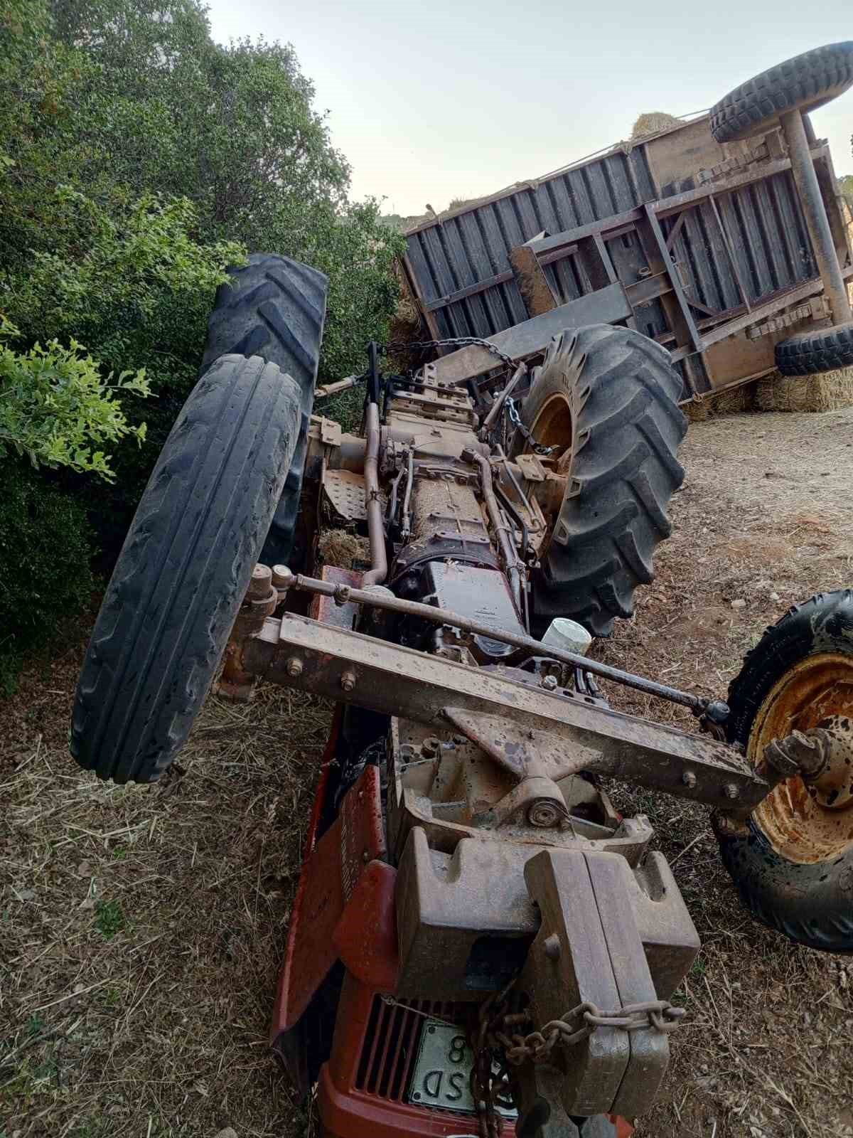 Manisa’da saman yüklü traktör devrildi: 2 yaralı
