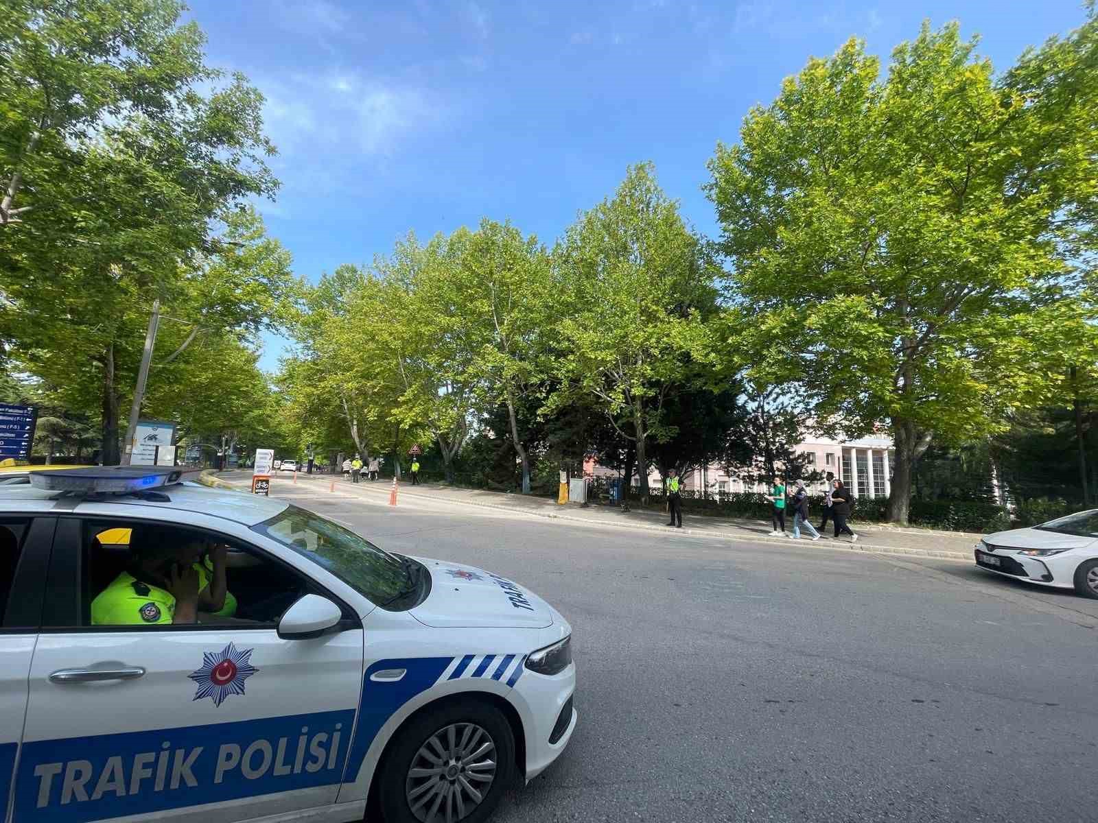 Polis ekipleri 9 öğrenciyi sınava yetiştirdi
