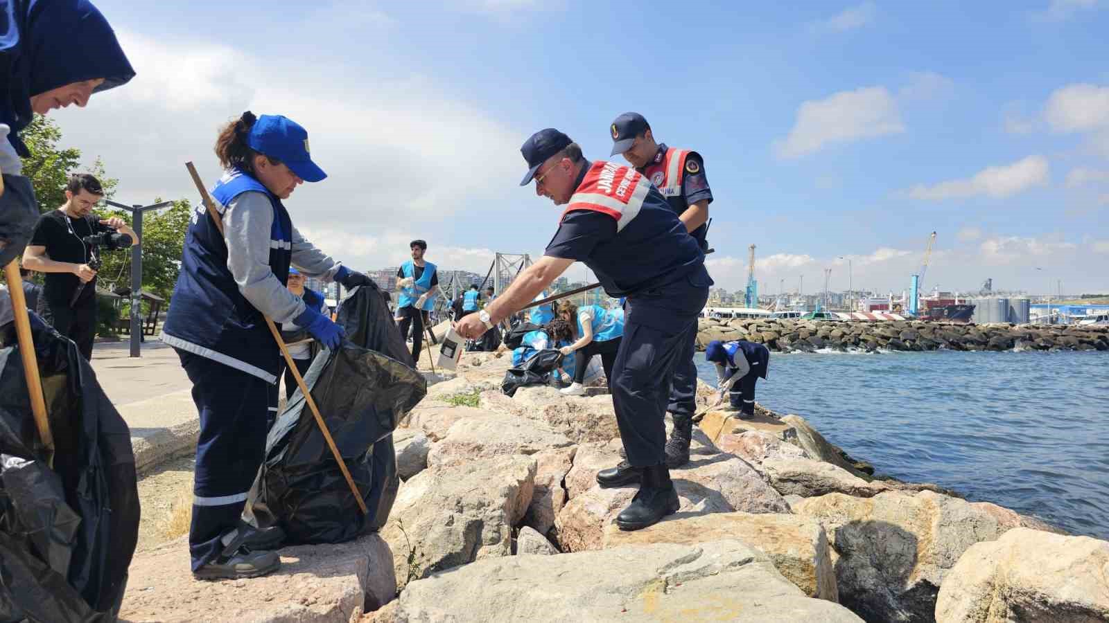 Bandırma sahilinde 1 Saatte 980 Kilogram atık çıkarıldı
