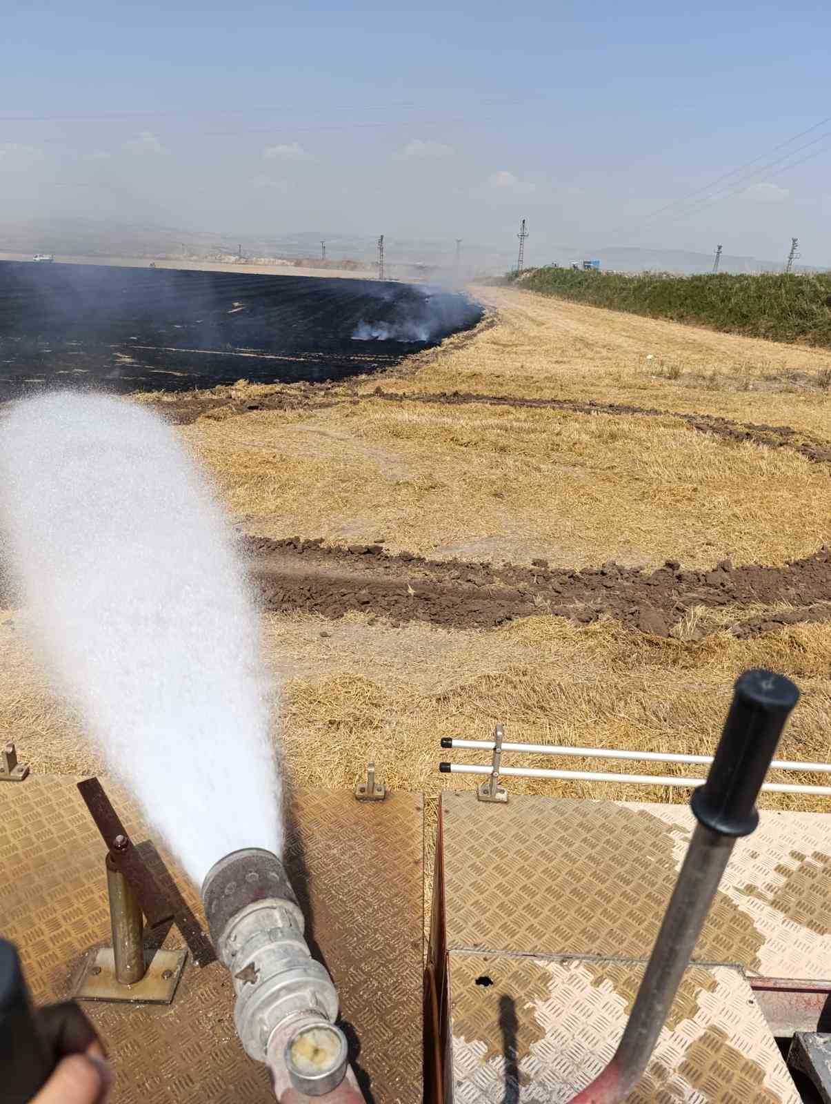 Kumlu’da anız yangını, itfaiye tarafından söndürüldü
