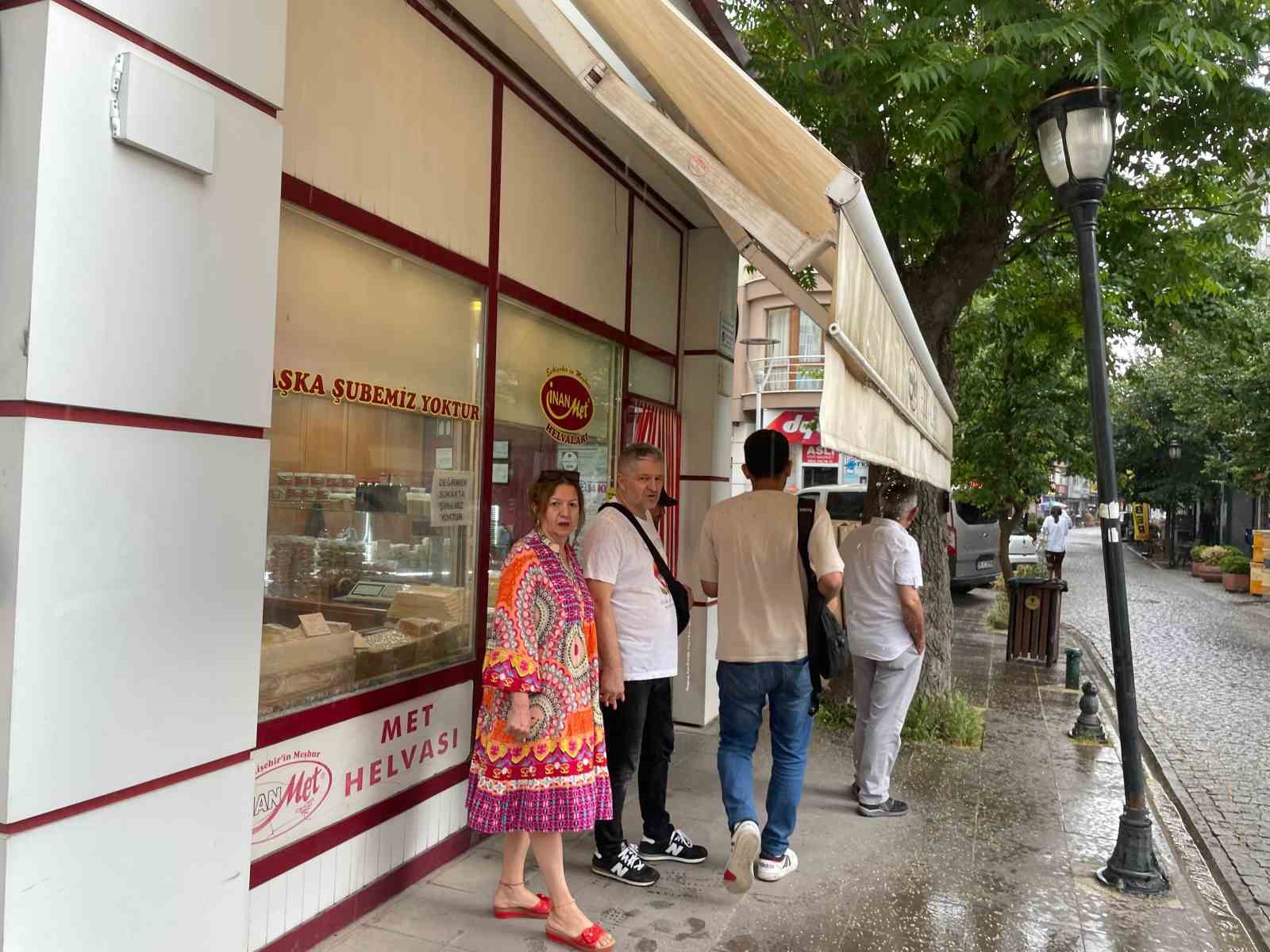 Vatandaşlar yağmurdan korunmak için dükkanlara sığındı
