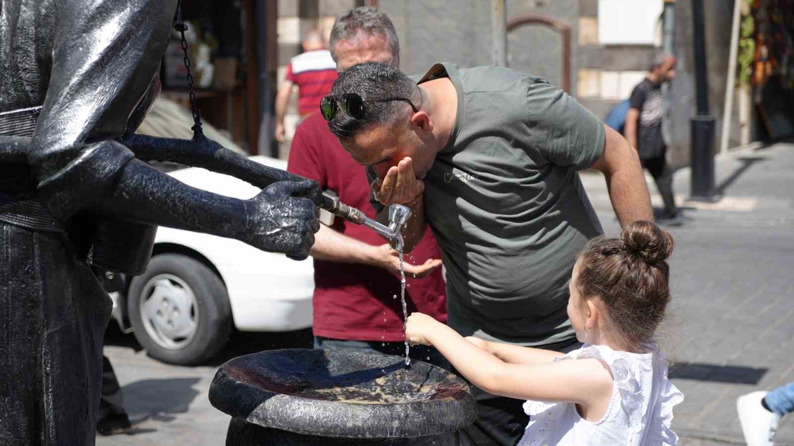 Gaziantep’te vatandaşlar serinlemek için çeşme sırası bekledi
