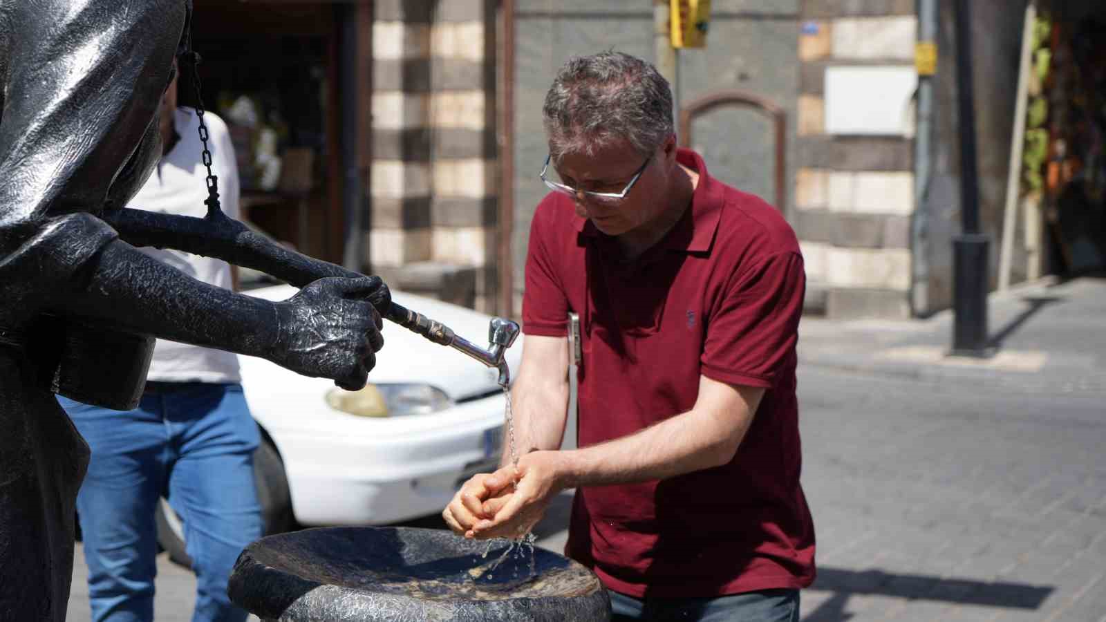 Gaziantep’te vatandaşlar serinlemek için çeşme sırası bekledi
