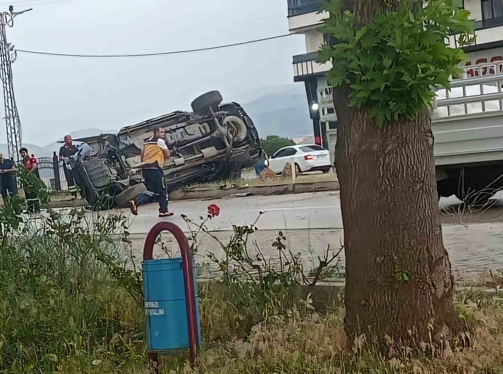 Kontrolden çıkan araç takla attı:  2 yaralı
