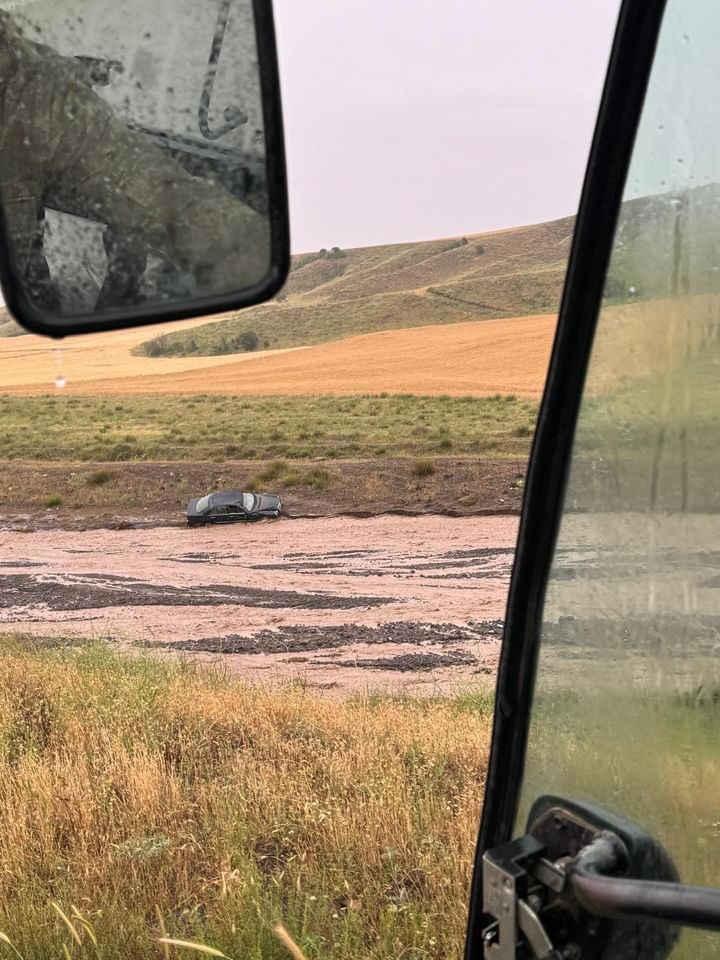 Polatlı’da sele kapılan bir otomobil tarlaya sürüklendi
