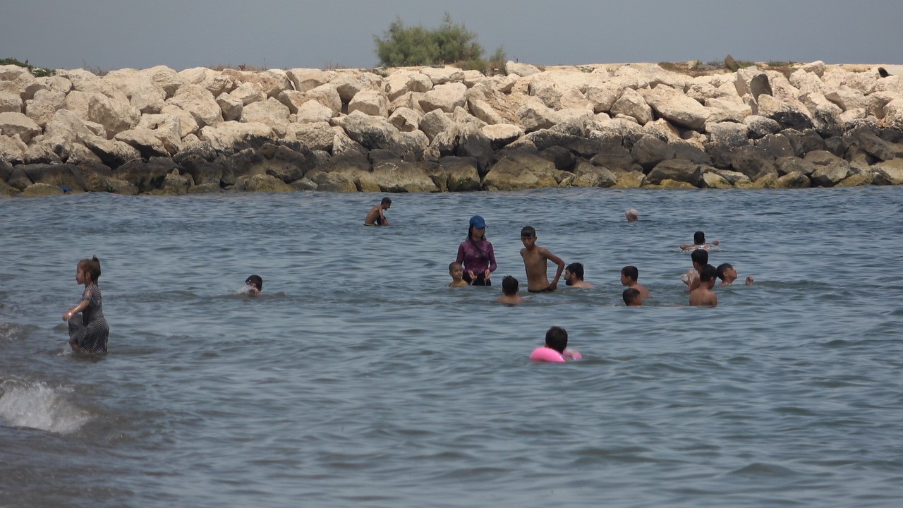 Adana’nın sıcağından bunalan gençler soluğu Mersin sahillerinde aldı
