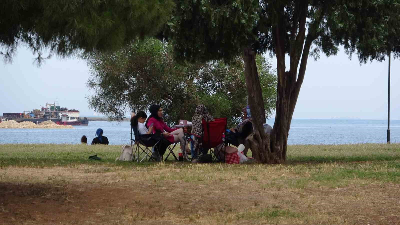 Adana’nın sıcağından bunalan gençler soluğu Mersin sahillerinde aldı
