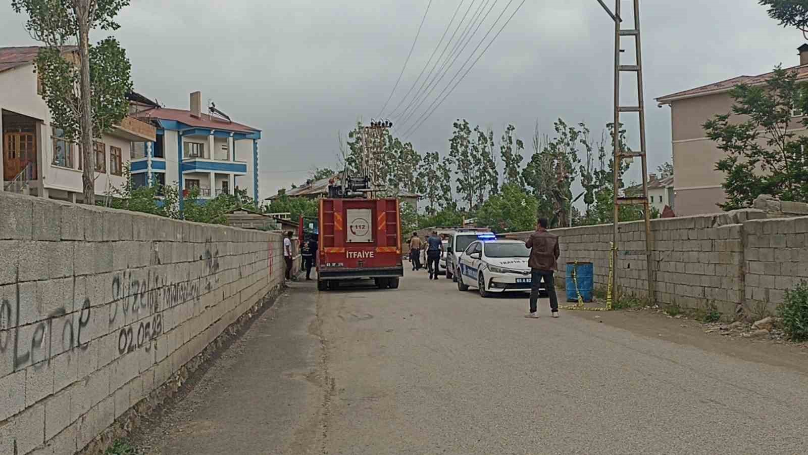 Erciş’te fırtına okulun çatısını uçurdu
