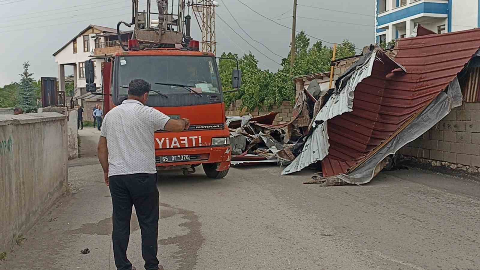 Erciş’te fırtına okulun çatısını uçurdu
