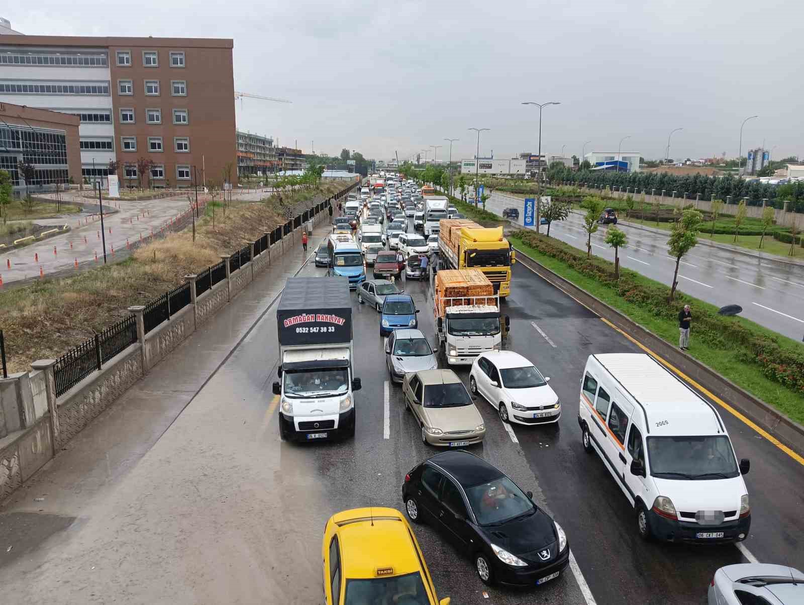 Başkent’te sağanak yağış hayatı olumsuz etkiledi
