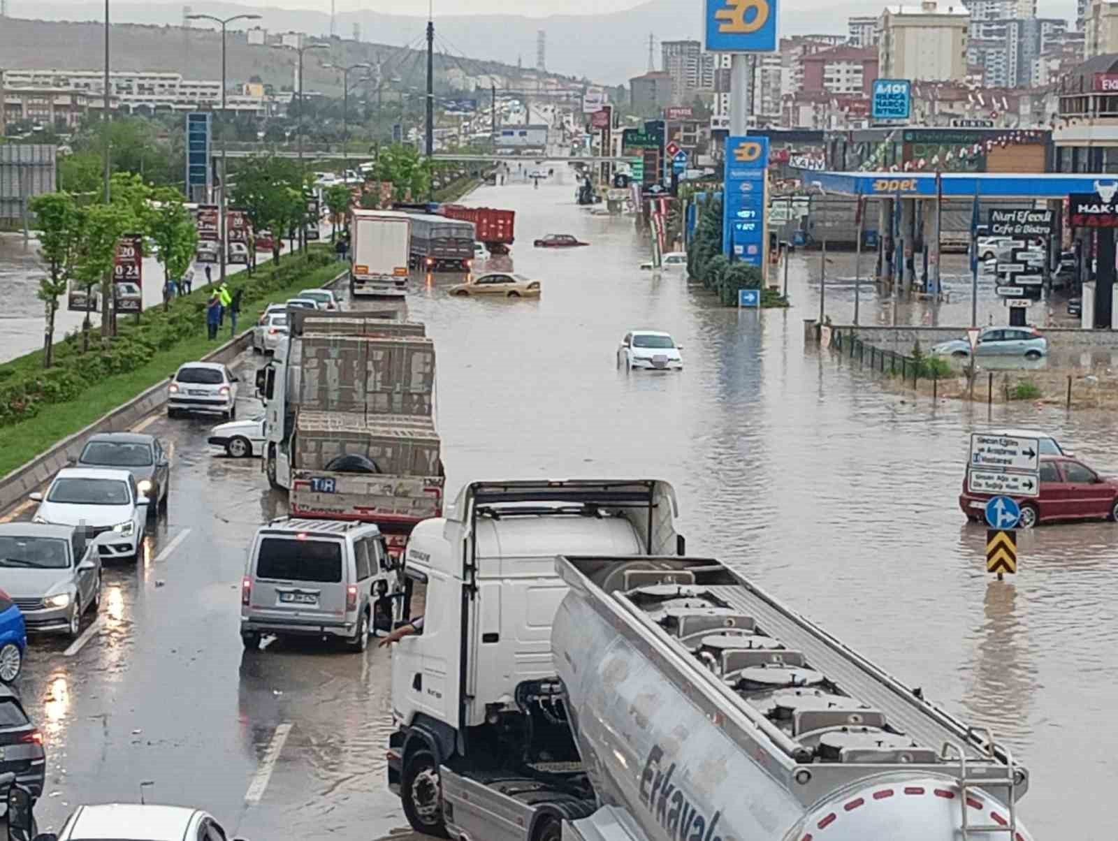 Başkent’te sağanak yağış hayatı olumsuz etkiledi
