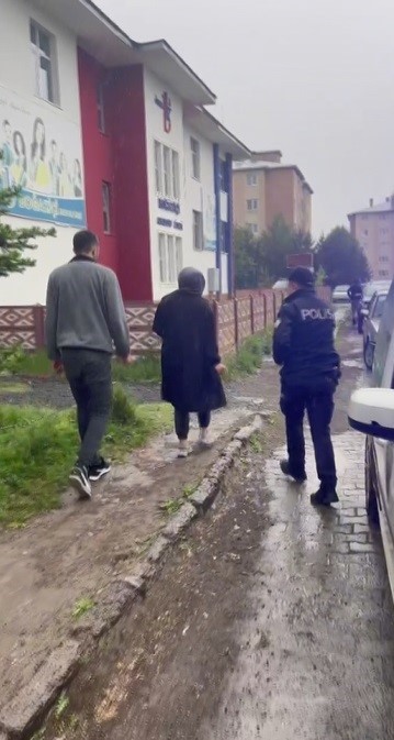 Kars’ta 3 kişiyi sınava polis yetiştirdi
