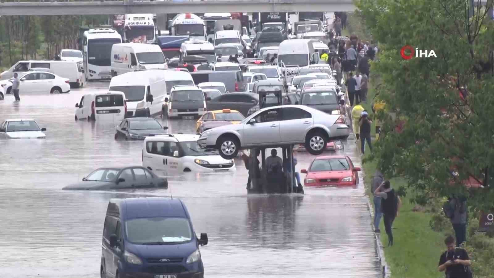 Ankara’da D140 karayolunda çok sayıda araç sular altında kaldı
